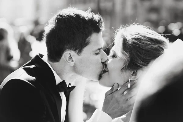 Kaukaski szczęśliwy romantyczna para młoda — Zdjęcie stockowe