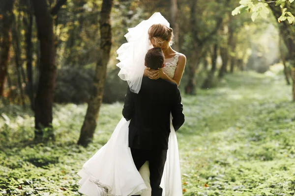 Stilvolle junge Braut und Bräutigam — Stockfoto