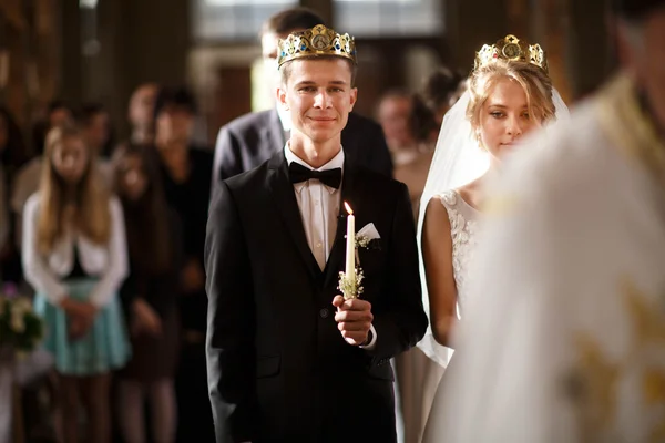 Unga lyx bruden och brudgummen — Stockfoto