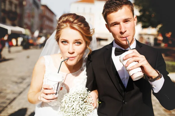 Hermosa feliz novia y novio — Foto de Stock