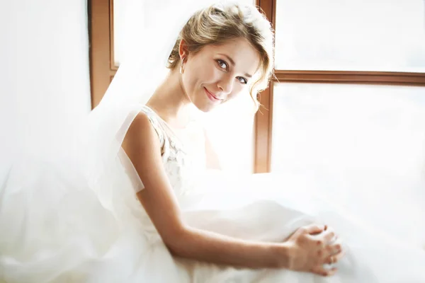 スタイリッシュなゴージャスな金髪の花嫁 — ストック写真