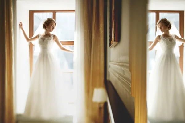 Luxury gorgeous blonde bride — Stock Photo, Image