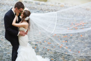 damat ve gelin sarılma