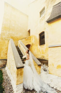 mutlu sevimli şık gelin