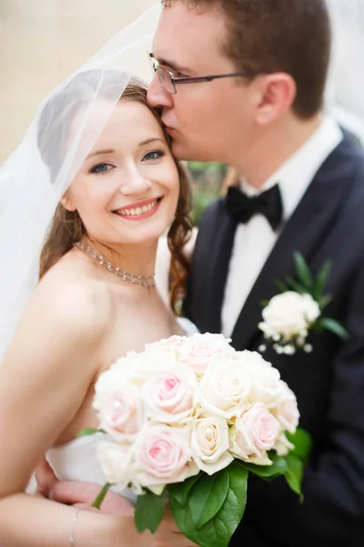 Happy cute groom and bride — Stock Photo, Image