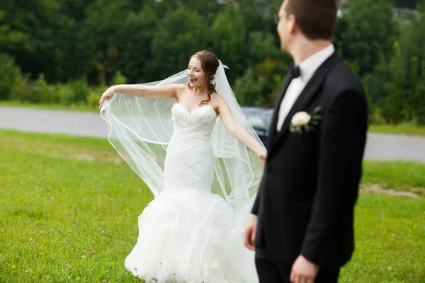 Šťastný roztomilý elegantní pár — Stock fotografie