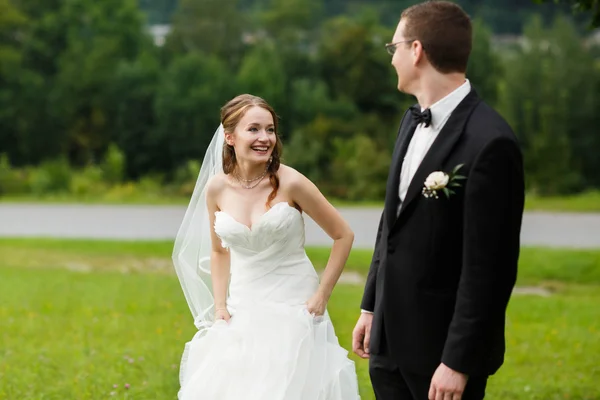 Glückliches nettes elegantes Paar — Stockfoto