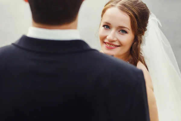 Щаслива красива наречена посміхається — стокове фото