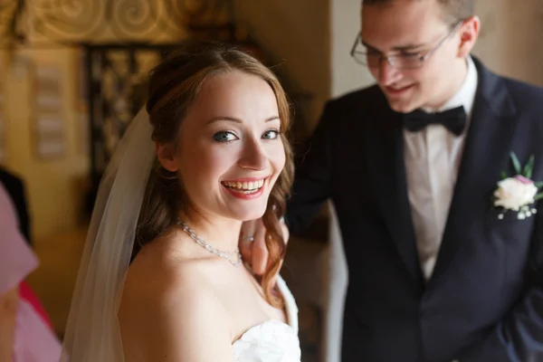 Schöne Braut an ihrem Hochzeitstag — Stockfoto