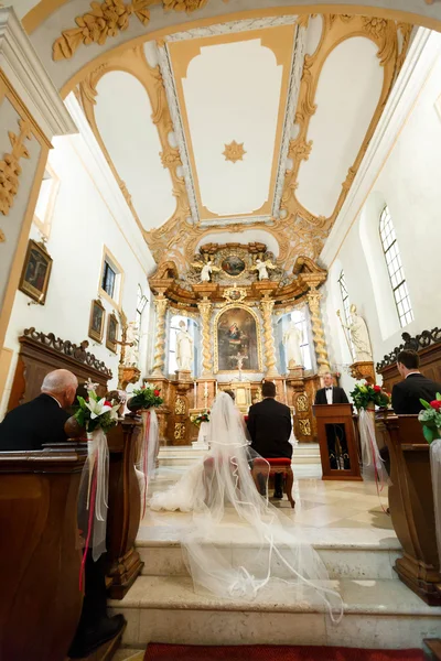 Elegante elegante lindo novio y novia en el fondo viejo gótico — Foto de Stock