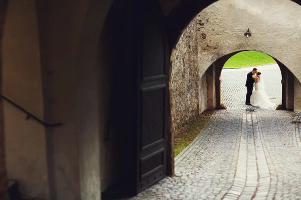 Elegantní móda pro mladé ženich a nevěsta — Stock fotografie