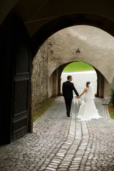 Stilvolle junge Mode Bräutigam und Braut — Stockfoto