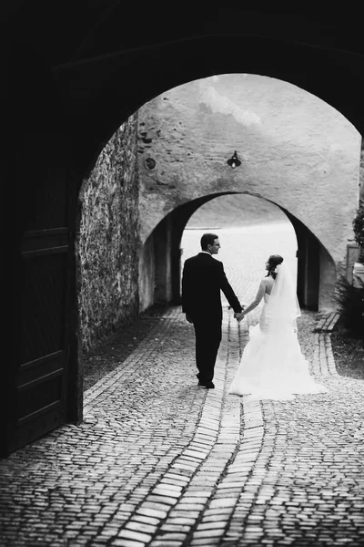 Élégant jeune marié de mode et mariée — Photo