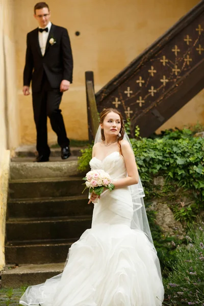 Roztomilé stylové ženich a nevěsta — Stock fotografie