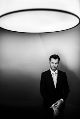 Şık yakışıklı işadamı