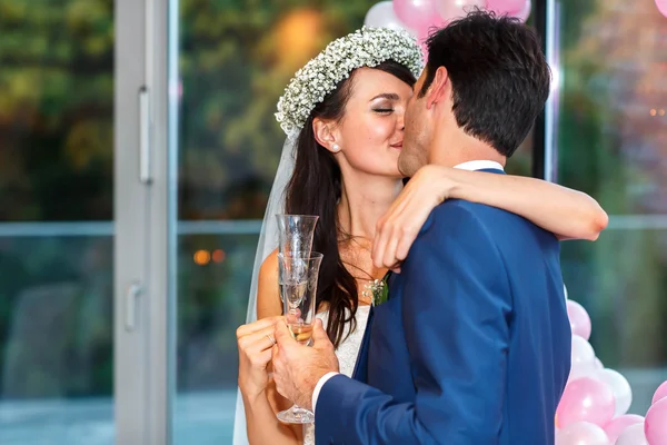 Lindo elegante feliz pareja —  Fotos de Stock