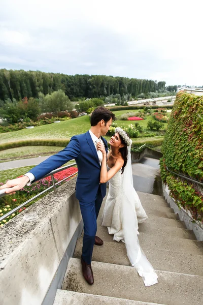 Eleganter stilvoller Bräutigam und Braut — Stockfoto