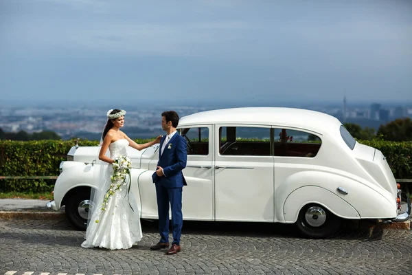 Piękny ładny groom i oblubienica — Zdjęcie stockowe