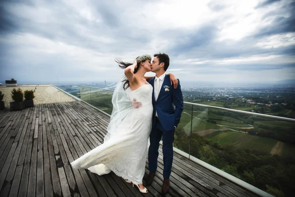 Elegante sanfte stilvolle Bräutigam und Braut — Stockfoto
