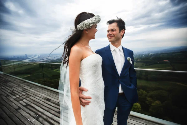 Elegante noivo elegante e elegante e noiva — Fotografia de Stock