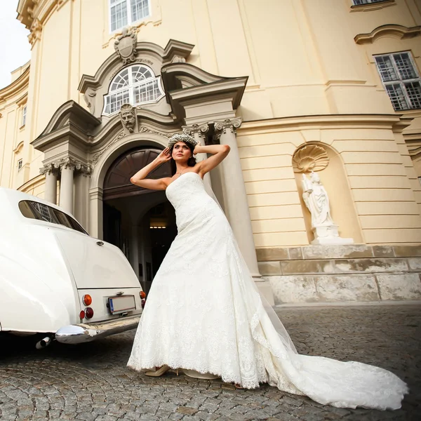 Счастливая элегантная милая стильная невеста — стоковое фото