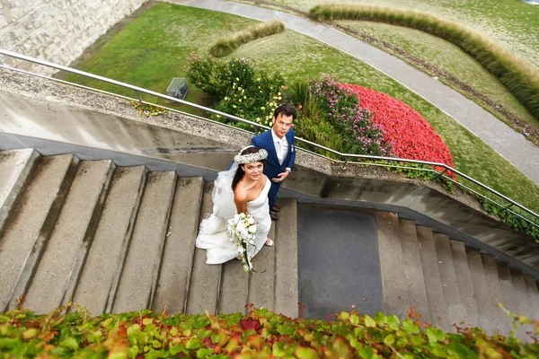 Şık şık damat ve gelin — Stok fotoğraf