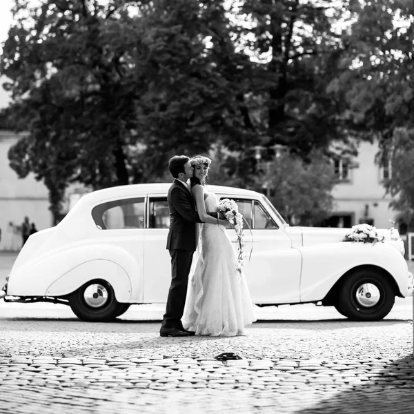 Novio y novia am coche viejo —  Fotos de Stock