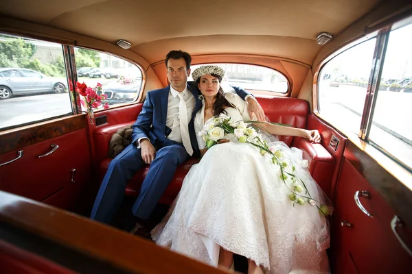 Novia en el salón de coches rojo de fondo —  Fotos de Stock