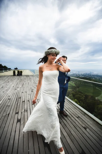 Noivo elegante doce e noiva — Fotografia de Stock