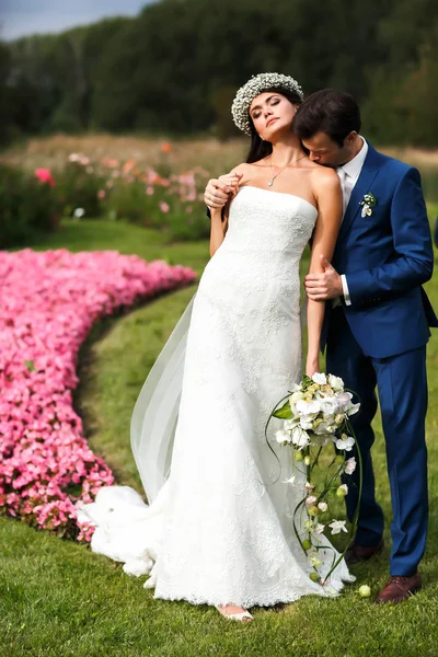 Elegant groom and bride — Stock Photo, Image