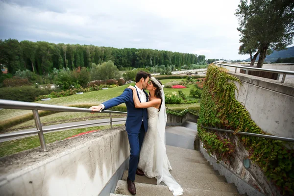 Eleganter stilvoller Bräutigam und Braut — Stockfoto