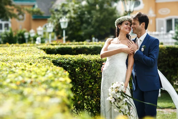 Elegante rico casal bonito — Fotografia de Stock