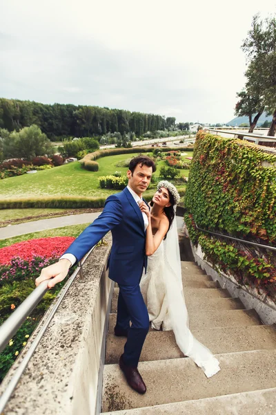 Eleganter stilvoller Bräutigam und Braut — Stockfoto