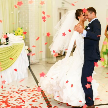 mutlu çift dans ediyor