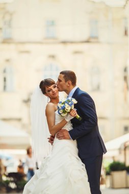 damat sarılma ve öpüşme