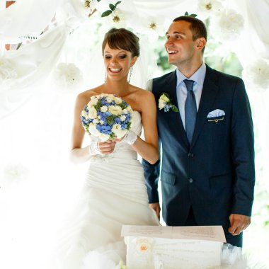 damat ve gelin gülümseyen
