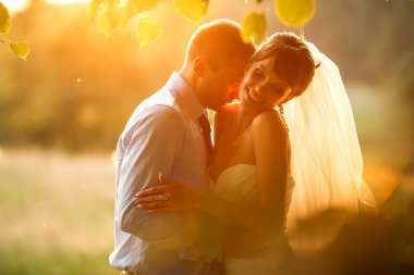 nazik gülümseyen gelini öpmeye 's