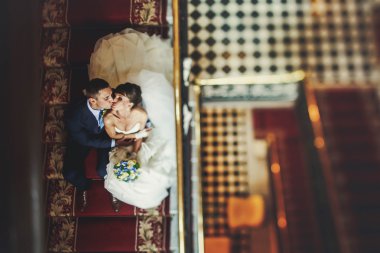 damat ve gelin oturuyor