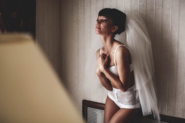 sevimli gelin iç çamaşırlarıyla poz