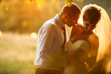 damat ve gelin gülümseyen ve öpüşme
