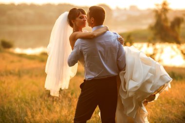 damat gelini tutuyor