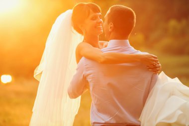 damat gelini tutuyor