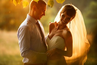 damat ve gelin gülümseyen ve sarılma