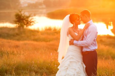 damat ve gelin sarılma