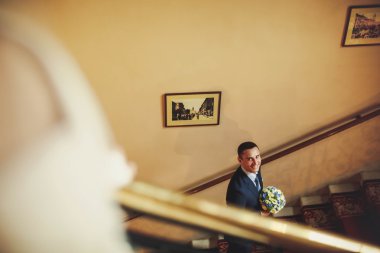 gülümseyen damat merdivenlerden yukarı gidiyor