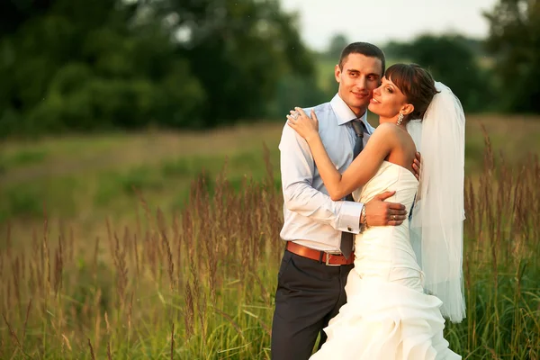 Tierna pareja está abrazando — Foto de Stock