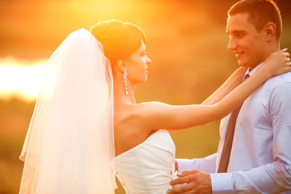Bruid en bruidegom is poseren — Stockfoto