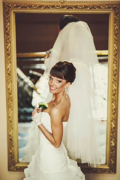 Невеста в белом платье с цветами — стоковое фото