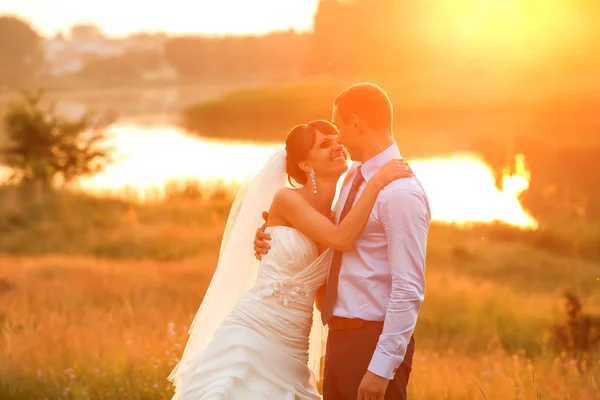 Bräutigam und Braut umarmen sich — Stockfoto