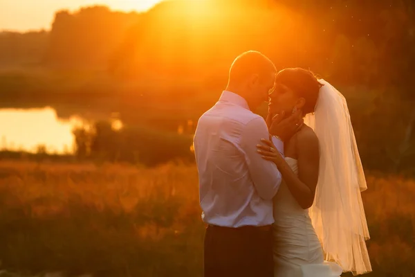 Bruid en bruidegom is zoenen — Stockfoto